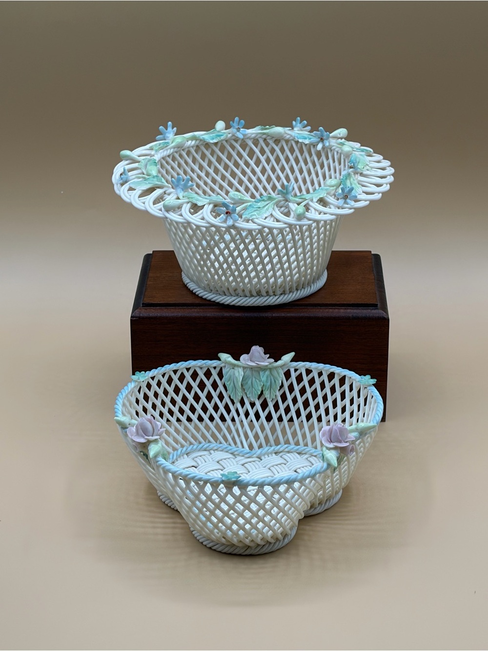 Set Of 2 Beleek Ireland Parian Bowls Forget-Me-Not and 3 Lobbed Hand Made Woven